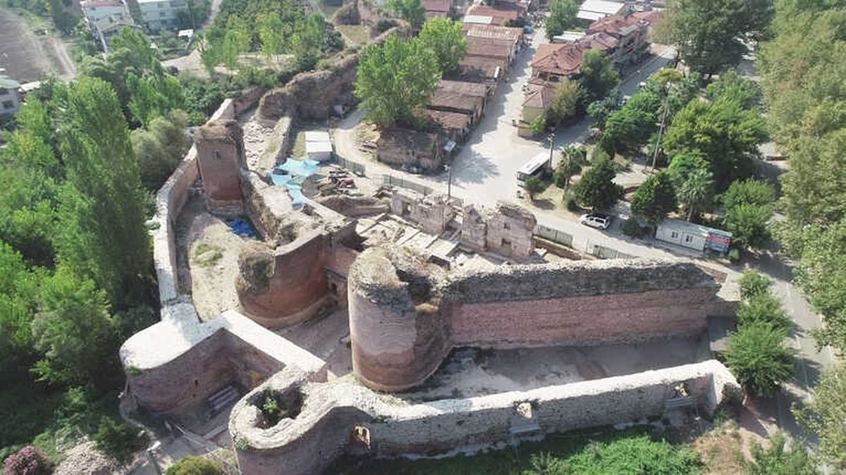 İznik'teki 2 Bin Yıllık Tarihi İstanbul Kapı'nın Altında İpek Yolu Bulundu