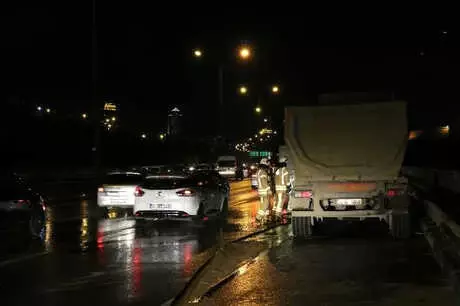 Kamyonun Lastiği Yandı, O-2 Otoyolu Kilitlendi