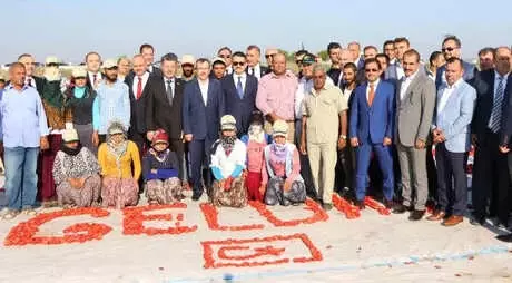 Bakan Pakdemirli, Tarlada Tarım İşçileri ile Kahvaltı Yaptı