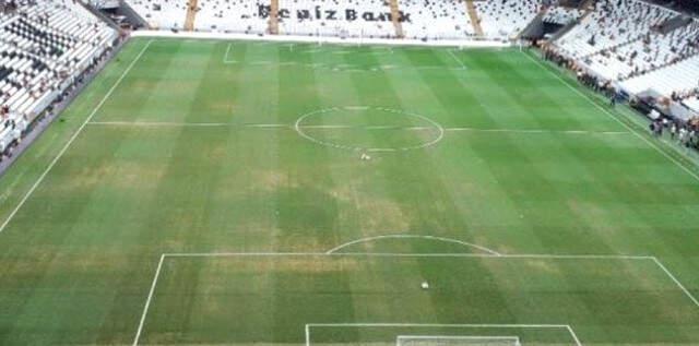 Beşiktaşlı Ryan Babel, Vodafone Park'ın Zemini Eleştirdi