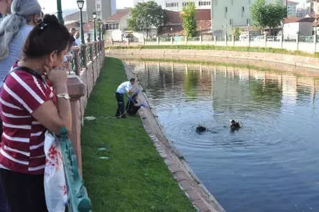 Çaya Düşen Eşinin Cesedi Bulundu; Gözyaşlarına Boğuldu