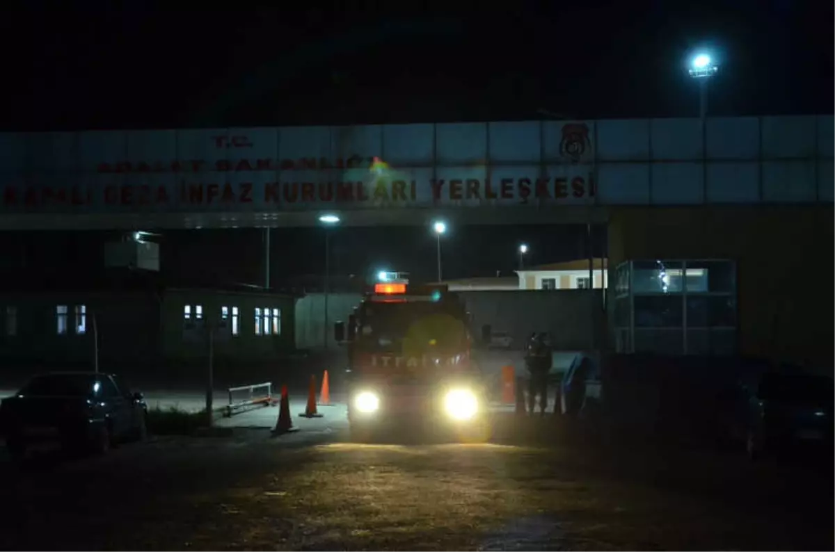 Kandıra Cezaevinde Mahkumlar Gardiyanı Rehin Aldı