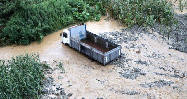 Ordu'nun Ardından Rize'yi Vuran Sel Hayatı Felç Etti, Vatandaşlar Heyelanda Mahsur Kaldı