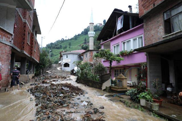 Ordu'nun Ardından Rize'yi Vuran Sel Hayatı Felç Etti, Vatandaşlar Heyelanda Mahsur Kaldı