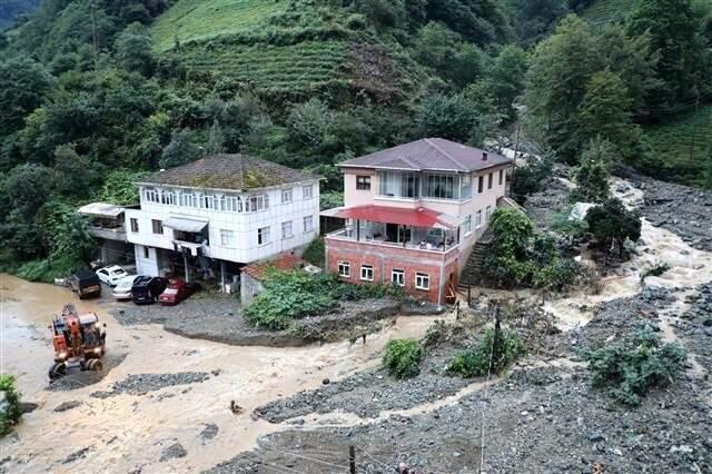 Ordu'nun Ardından Rize'yi Vuran Sel Hayatı Felç Etti, Mahsur Kalan Vatandaşlar Kurtarıldı