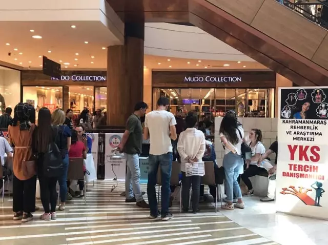 Üniversite Adayı Öğrenciler, Tercihi Piazza'da Yapıyor