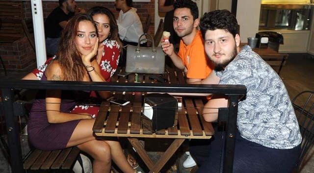 Arkadaşlarıyla Eğlenmeye Giden Zeynep Alkan Naz Gazetecilere 'Sigara İçerken Çekmeyin' Dedi