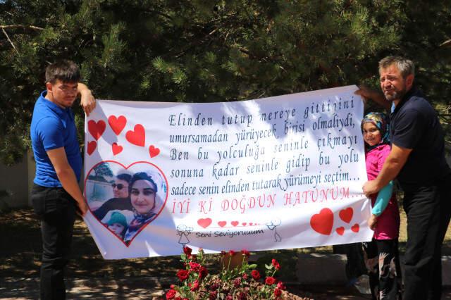 Bebeğiyle Şehit Olan Eşinin Doğum Gününü Mezarı Başında Kutladı