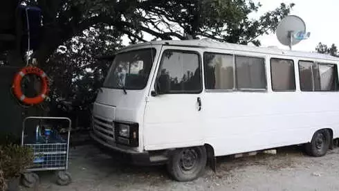 Çeşmeli Kaptan Yabani Tilki Osi'yi Elleriyle Besliyor Çeşmeli Kaptan Yabani Tilki Osi'yi Elleriyle Besliyor