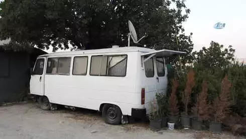 Çeşmeli Kaptan Yabani Tilki Osi'yi Elleriyle Besliyor Çeşmeli Kaptan Yabani Tilki Osi'yi Elleriyle Besliyor