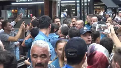 Cumhurbaşkanı Erdoğan Rize'de Bir Kafeye Girerek Vatandaşlarla Sohbet Etti Cumhurbaşkanı Erdoğan Rize'de Bir Kafeye Girerek Vatandaşlarla Sohbet Etti