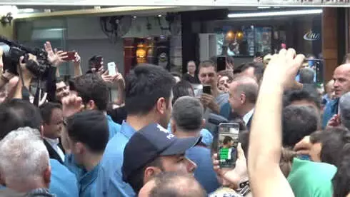 Cumhurbaşkanı Erdoğan Rize'de Bir Kafeye Girerek Vatandaşlarla Sohbet Etti Cumhurbaşkanı Erdoğan Rize'de Bir Kafeye Girerek Vatandaşlarla Sohbet Etti