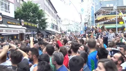 Cumhurbaşkanı Erdoğan Rize'de Bir Kafeye Girerek Vatandaşlarla Sohbet Etti Cumhurbaşkanı Erdoğan Rize'de Bir Kafeye Girerek Vatandaşlarla Sohbet Etti