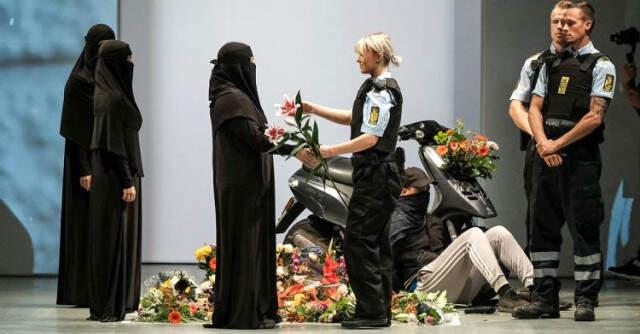 Danimarka'daki Burkalı ve Polis Üniformalı Defile Moda Haftasına Damga Vurdu