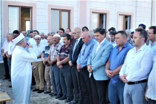 Eski Vali İpek'in Annesi Toprağa Verildi