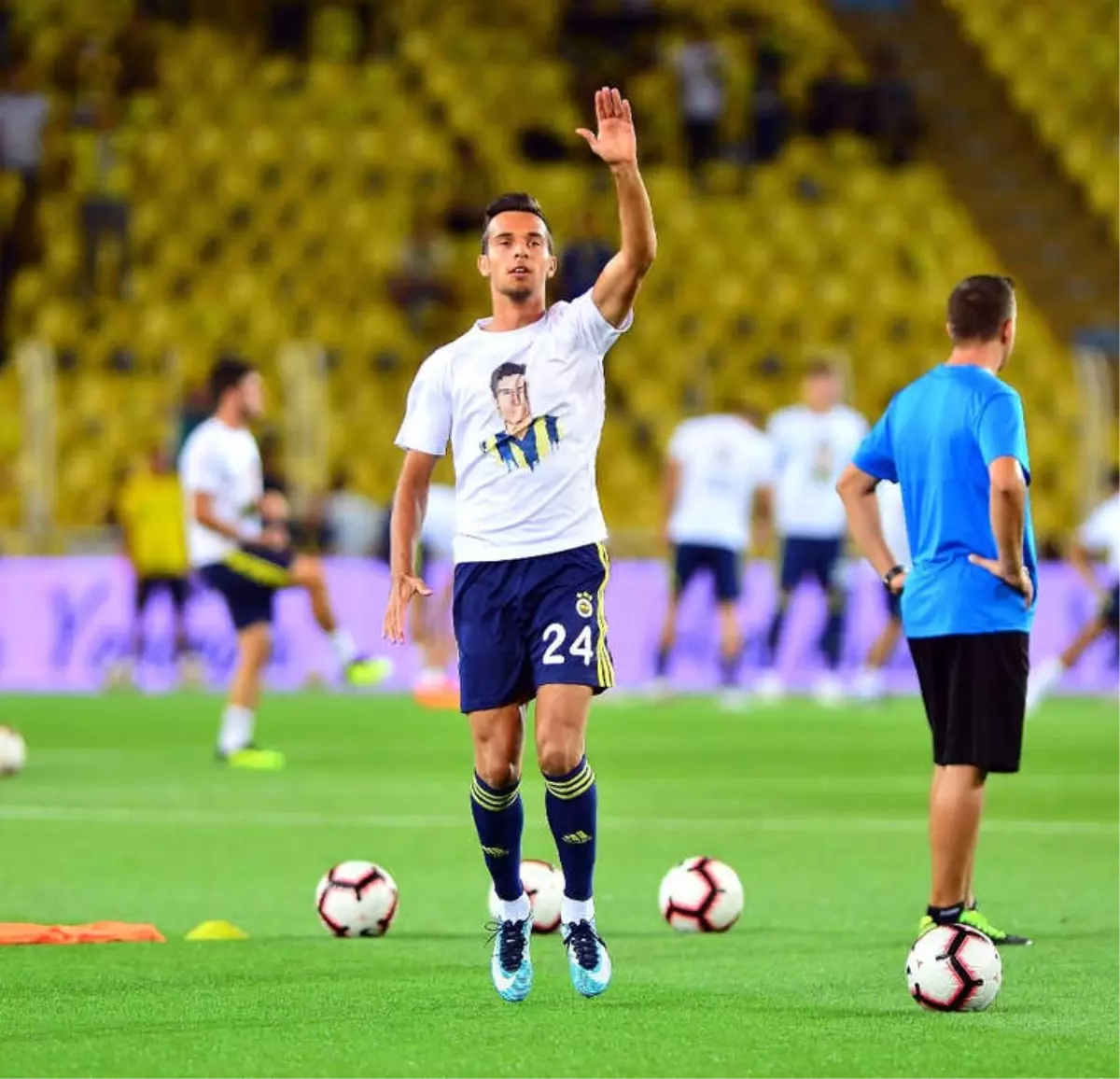 Fenerbahçe Isınmaya Pankart ve Lefter Tişörtüyle Çıktı