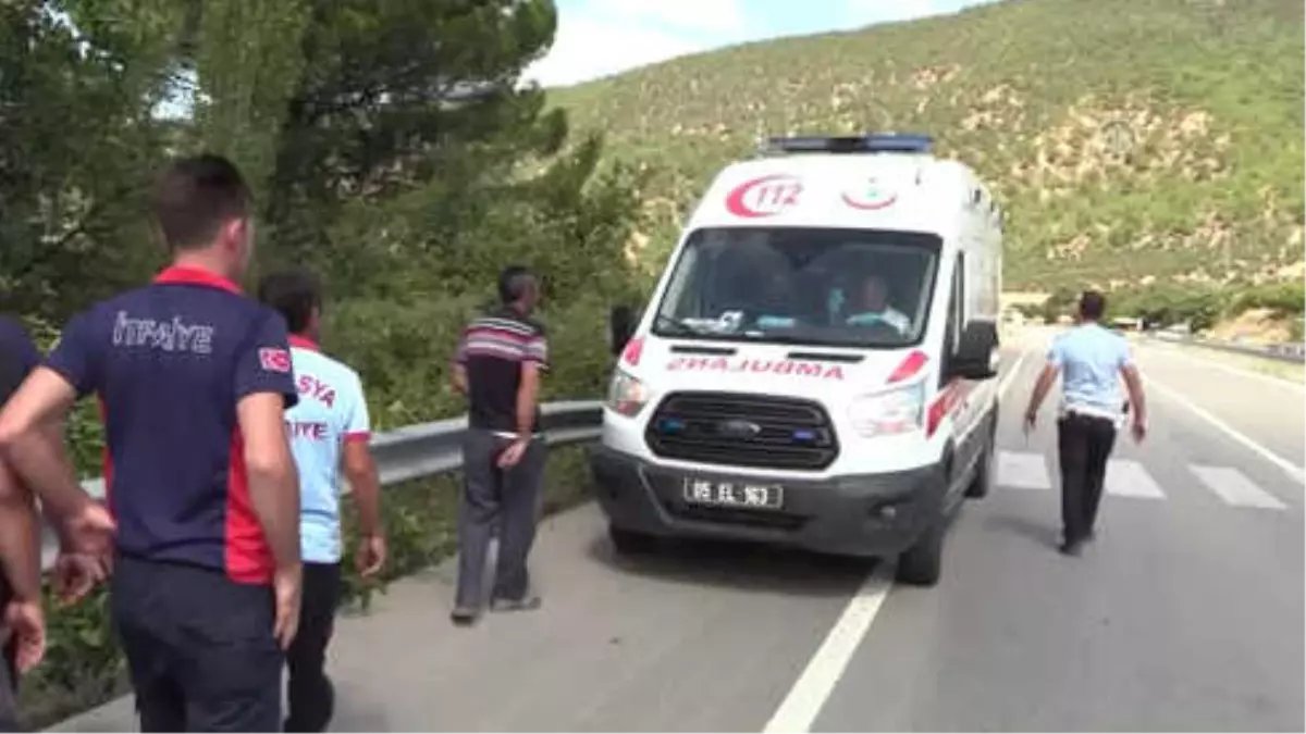 Hafif Ticari Araç Samanlığın Çatısına Düştü: 6 Yaralı