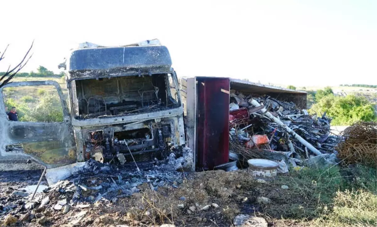 Kastamonu'da Hurda Yüklü Kaza Yapan Tır Alev Aldı