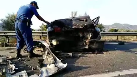 Lastiği Patlayan Otomobile Çarptı: 3 Yaralı