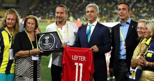 Lefter Küçükandonyadis'in Ailesine Plaket Verildi