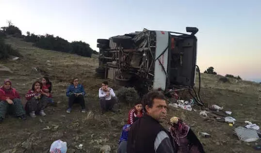 Manisa'da Tarım İşçilerini Taşıyan Servis Devrildi: 26 Yaralı