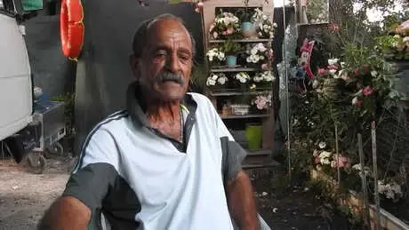 Tilki Osi'yi, Elleriyle Besliyor Tilki Osi'yi, Elleriyle Besliyor