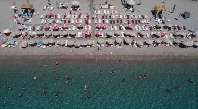 Antalya'da Sıcak Havada Deniz Keyfi