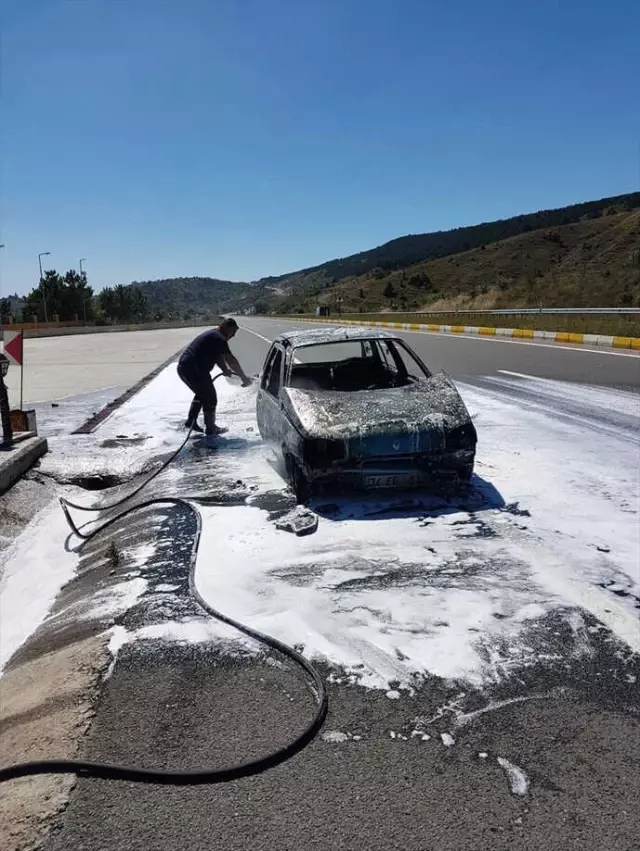 Bolu'da Seyir Halindeki Otomobil Yandı