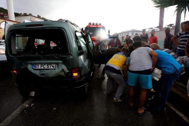 Giresun'da, Mevsimlik Fındık İşçilerini Taşıyan Minibüs Uçuruma Yuvarlandı: 3 Ölü, 12 Yaralı