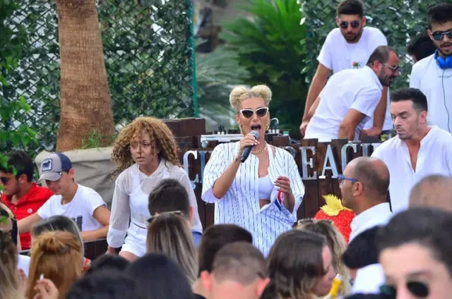İrem Derici'nin Ezan Hassasiyeti İrem Derici'nin Ezan Hassasiyeti