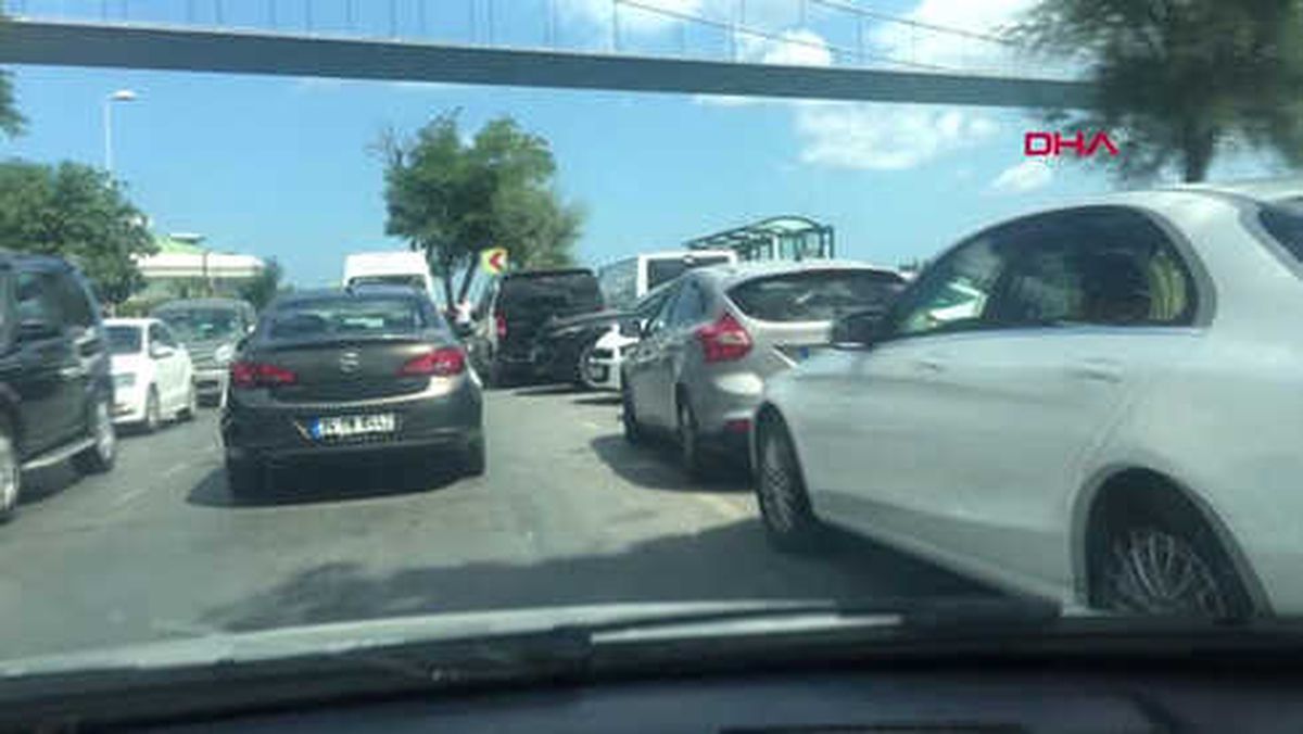 İstanbul Rumelihisarı'nda Kaldırımlar Otoparka Döndü