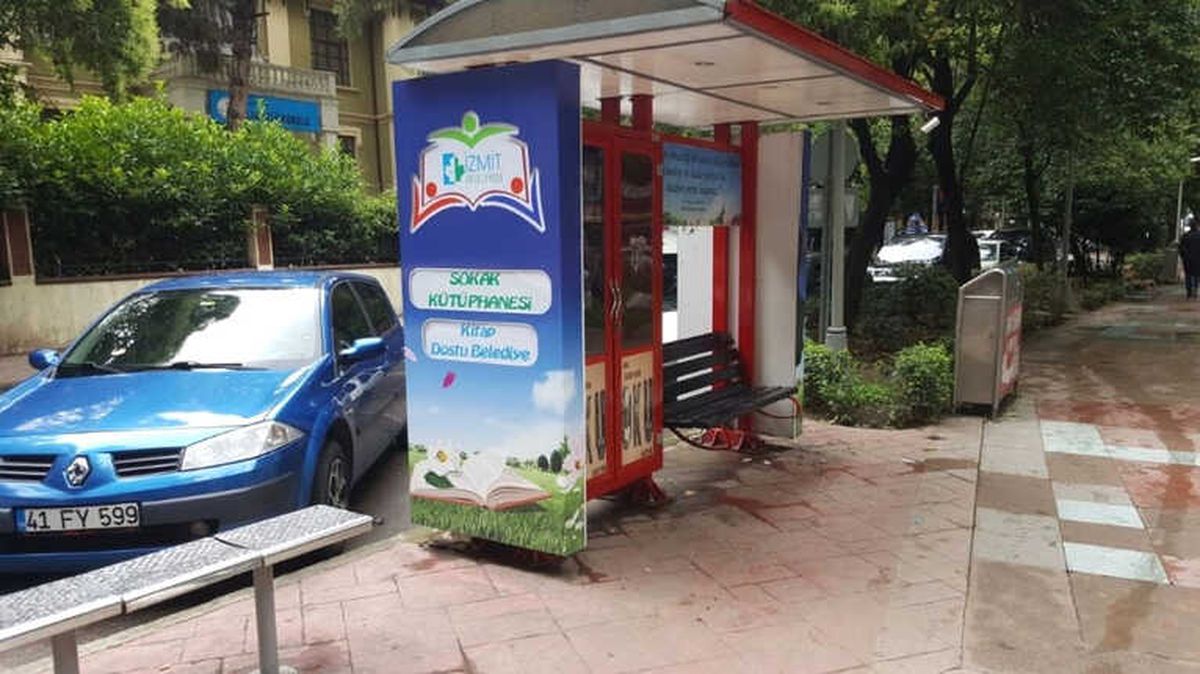 İzmit'te Sokak Kütüphanelerine Zarar Veriliyor