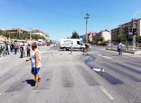 Otomobil, Önce Minibüse Ardından Çöp Konteynerine Çarptı: 4 Yaralı