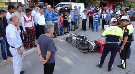 Otomobile Çarpan Motosikletli Yaralandı