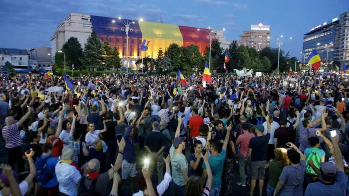 Romanya'da Hükümetin İstifasını İsteyen Binlerce Kişi Sokaklarda
