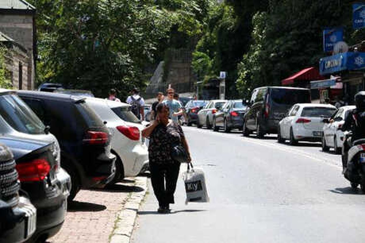 Rumelihisarı'nda Kaldırımlar Otoparka Döndü