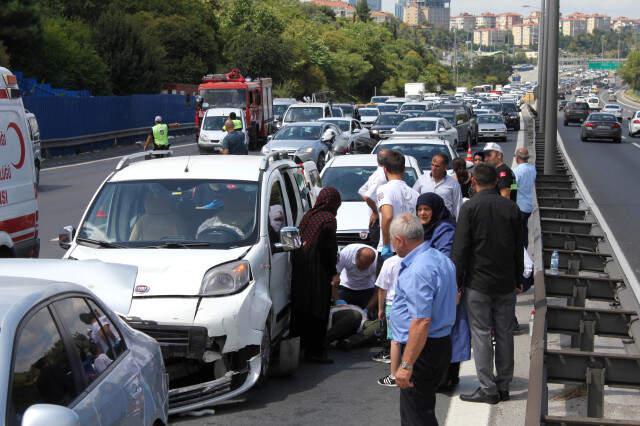 Son Dakika! FSM Girişinde Zincirleme Kaza: 2 Şerit Trafiğe Kapatıldı!