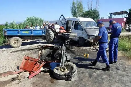 Tarım İşçilerini Taşıyan İki Araç Çarpıştı: 4'ü Çocuk, 12 Yaralı