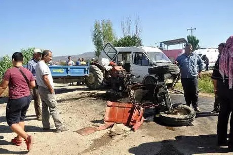 Tarım İşçilerini Taşıyan İki Araç Çarpıştı: 4'ü Çocuk, 12 Yaralı Tarım İşçilerini Taşıyan İki Araç Çarpıştı: 4'ü Çocuk, 12 Yaralı