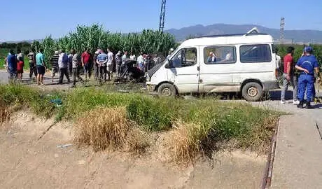 Tarım İşçilerini Taşıyan İki Araç Çarpıştı: 4'ü Çocuk, 12 Yaralı Tarım İşçilerini Taşıyan İki Araç Çarpıştı: 4'ü Çocuk, 12 Yaralı