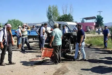 Tarım İşçilerini Taşıyan İki Araç Çarpıştı: 4'ü Çocuk, 12 Yaralı Tarım İşçilerini Taşıyan İki Araç Çarpıştı: 4'ü Çocuk, 12 Yaralı