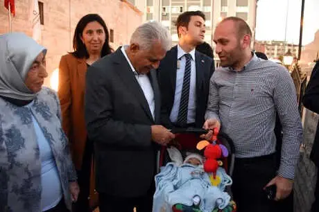 TBMM Başkanı Yıldırım'dan Bebeğe Altın