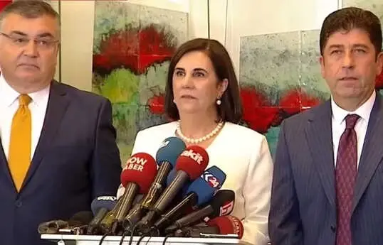 Usluer: Delegeler İmzalarının Arkasında