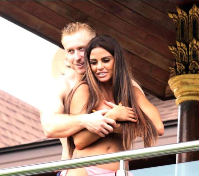 Üstsüz Balkona Çıkan Katie Price'i Sevgilisi Önledi
