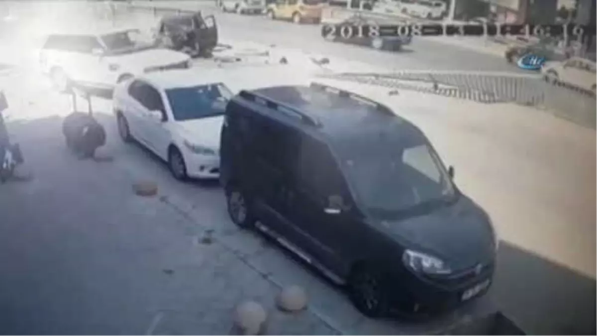 Bostancı'da Lüks Araç Bariyerlere Böyle Girdi
