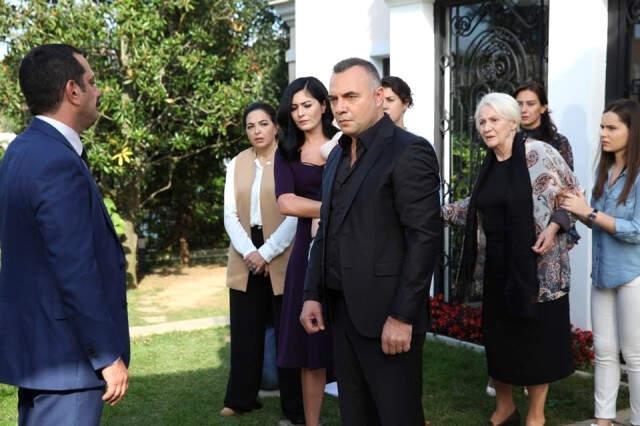 Eşkıya Dünyaya Hükümdar Olmaz'ın Kadrosunda Çıkarılan Deniz Çakır, Tüm Ekip Arkadaşlarını Takipten Çıkardı
