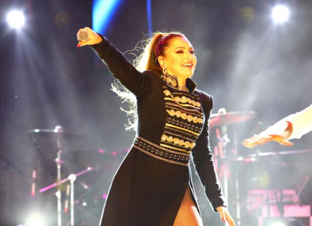 Hadise'nin Hayranlarıyla Koruyucu Parmaklıklar Arkasında Selamlaşması Tepki Topladı