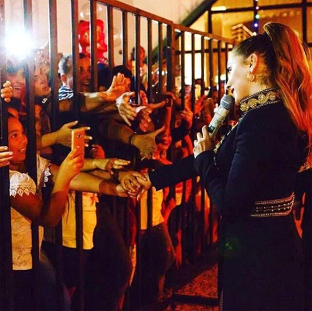 Hadise'nin Hayranlarıyla Koruyucu Parmaklıklar Arkasında Selamlaşması Tepki Topladı