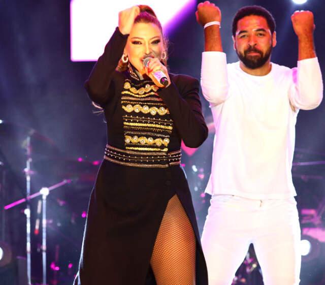 Hadise'nin Hayranlarıyla Koruyucu Parmaklıklar Arkasında Selamlaşması Tepki Topladı