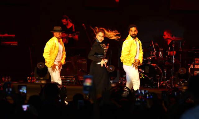 Hadise'nin Hayranlarıyla Koruyucu Parmaklıklar Arkasında Selamlaşması Tepki Topladı